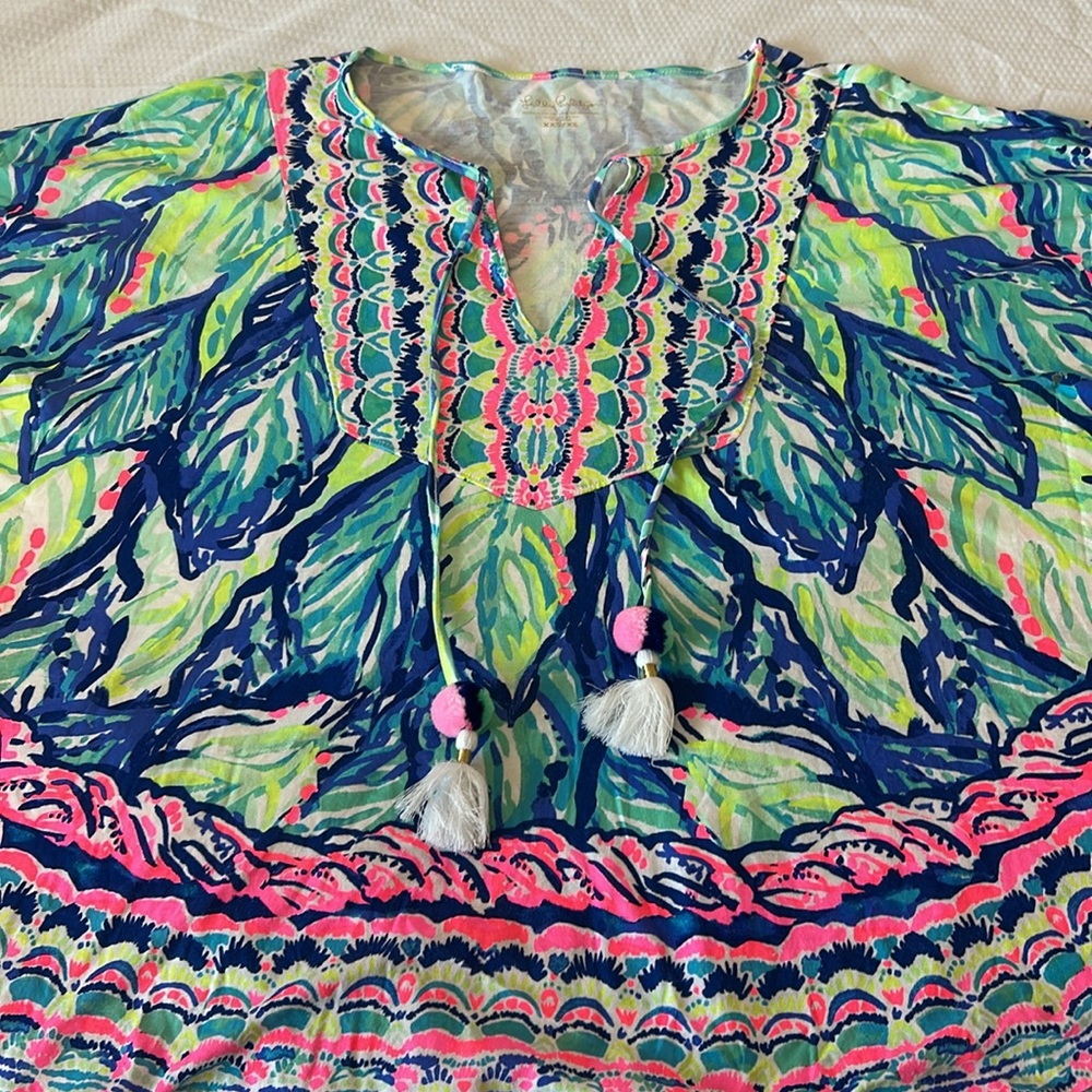 Lilly Pulitzer Britta Knit Tunic Swirling Seadream size XS
PROJECT due to hole - Picture 4 of 16